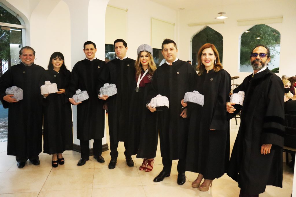 Mauricio de la Maza-Benignos recibiendo el reconocimiento